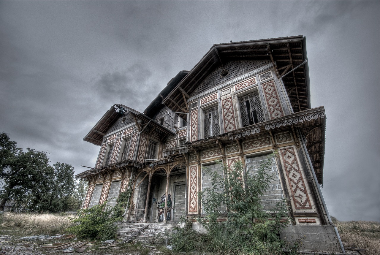 house, abandoned, haunted-4530848.jpg